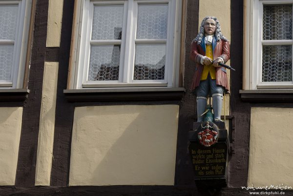 Holzfigur des Doktor Eisenbarth an der Fassade eines Fachwerkhauses, Hann. Münden, Deutschland