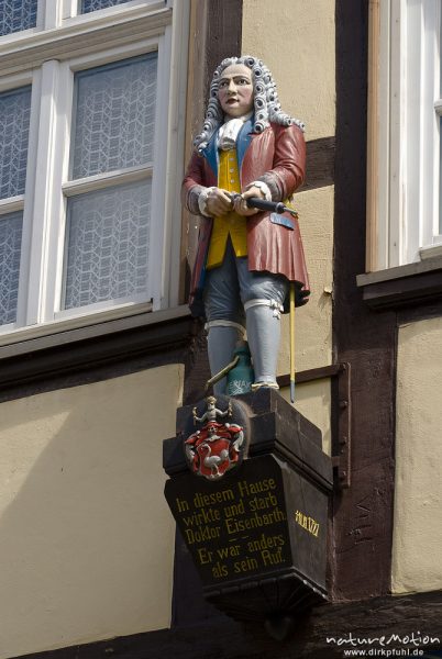 Holzfigur des Doktor Eisenbarth an der Fassade eines Fachwerkhauses, Hann. Münden, Deutschland