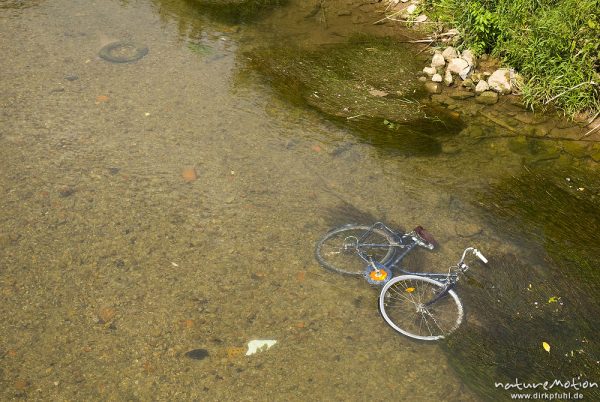 Fahrrad im Fluss, von einer Brücke hinein geworfen, Leine, Friedland, Deutschland