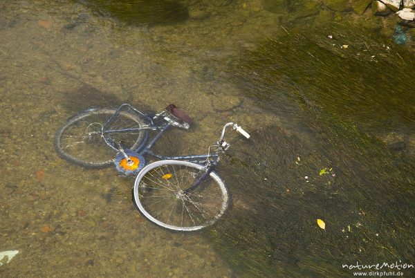 Fahrrad im Fluss, von einer Brücke hinein geworfen, Leine, Friedland, Deutschland
