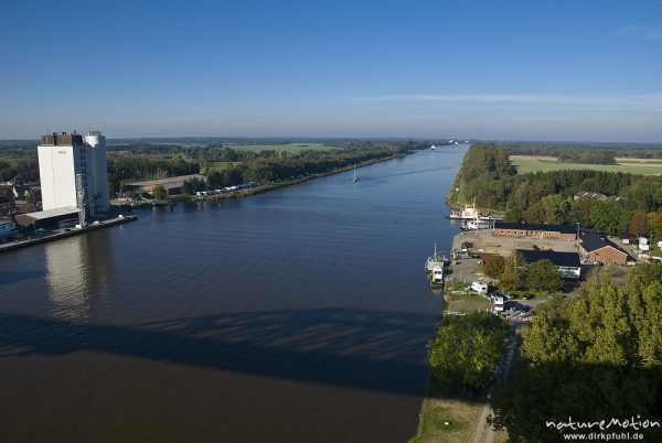 Nord-Ostseekanal, Schatten einer Eisenbahnbrücke, Fähre, Speicher, Hochdonn, Deutschland