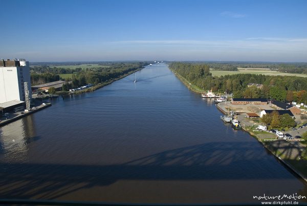 Nord-Ostseekanal, Schatten einer Eisenbahnbrücke, Fähre, Speicher, Hochdonn, Deutschland