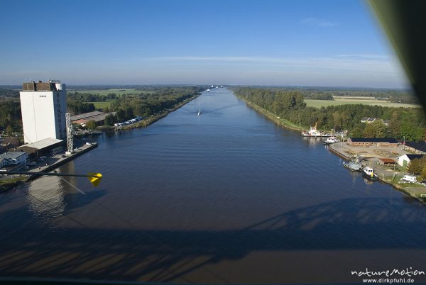 Nord-Ostseekanal, Schatten einer Eisenbahnbrücke, Fähre, Speicher, Hochdonn, Deutschland