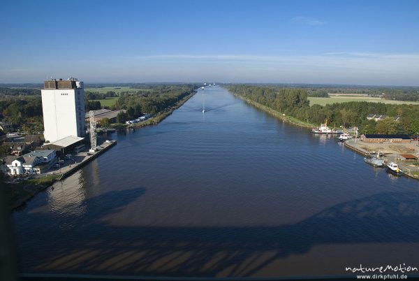 Nord-Ostseekanal, Schatten einer Eisenbahnbrücke, Fähre, Speicher, Hochdonn, Deutschland
