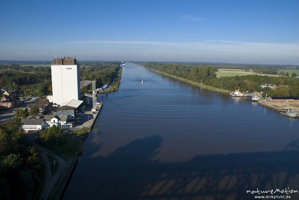 Nord-Ostseekanal, Schatten einer Eisenbahnbrücke, Fähre, Speicher, Hochdonn, Deutschland