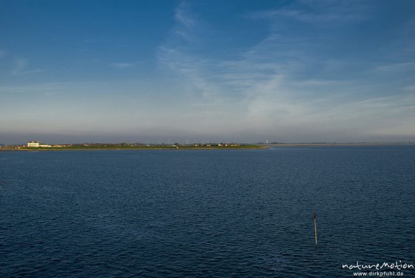 Deich, Häuser und Windräder, Fähranleger Dagebüll, Dagebüll, Deutschland