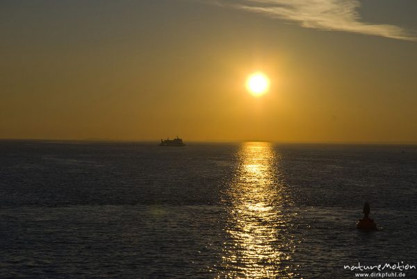 Fahrrinne mit Markierung durch Tonnen und Zweige, Fähre, untergehende Sonne, Fährlinie Dagebüll Amrum, Dagebüll, Deutschland