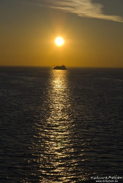 Fahrrinne mit Markierung durch Tonnen und Zweige, Fähre, untergehende Sonne, Fährlinie Dagebüll Amrum, Dagebüll, Deutschland