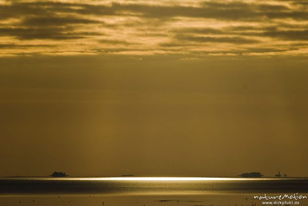 Sonnenaufgang über dem Watt, Wolken, Lichtstrahlen, am Horizont Kette von Halligen: Langeneß, Hooge, Amrum, Deutschland