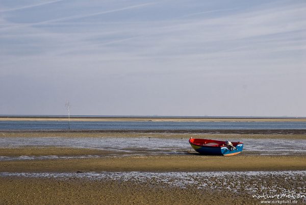 Boot auf Sandbank, Watt bei Ebbe, Hafen von Steenodde, Amrum, Deutschland