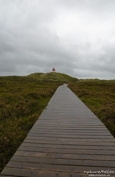 Bohlenweg durch die Dünen zum Quermarkenfeuer, Regenwolken, Amrum, Deutschland