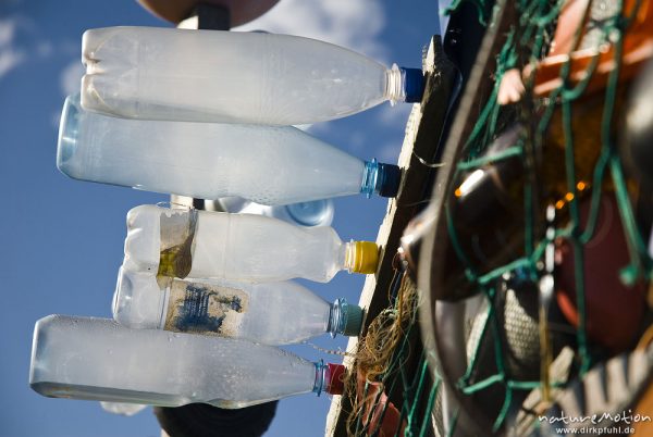 Plastikflaschen, Treibgut, arrangiert an der Fassade einer Holzhütte in den Dünen, Amrum, Deutschland