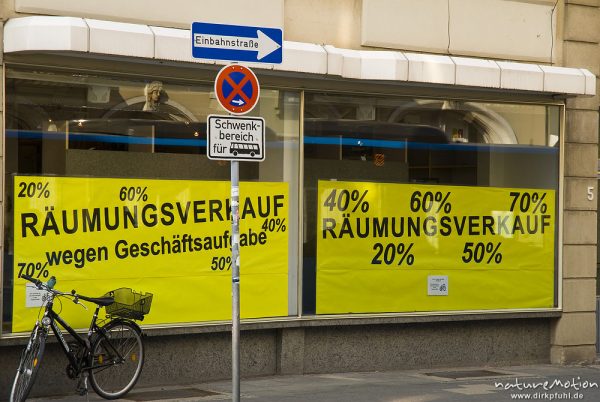 Schreibwarengeschäft "Fritsche", Prinzenstrasse/Jüdenstrasse, Räumungsverkauf, Geschäftsaufgabe nach 146 Jahren, mit Verkehrsschildern "Einbahnstraße" und Halteverbot, Göttingen, Deutschland