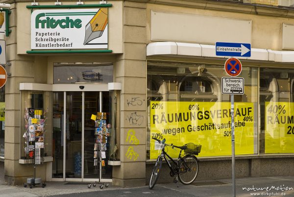 Schreibwarengeschäft "Fritsche", Prinzenstrasse/Jüdenstrasse, Räumungsverkauf, Geschäftsaufgabe nach 146 Jahren, mit Verkehrsschildern "Einbahnstraße" und Halteverbot, Göttingen, Deutschland