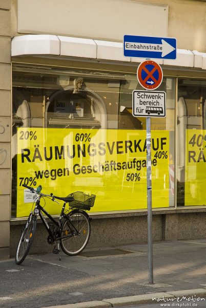 Schreibwarengeschäft "Fritsche", Prinzenstrasse/Jüdenstrasse, Räumungsverkauf, Geschäftsaufgabe nach 146 Jahren, mit Verkehrsschildern "Einbahnstraße" und Halteverbot, Göttingen, Deutschland