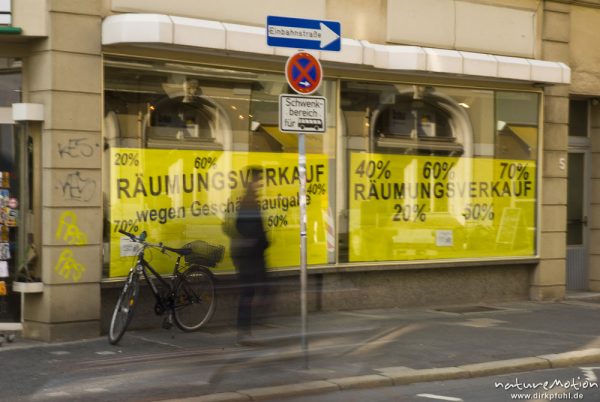 Schreibwarengeschäft "Fritsche", Prinzenstrasse/Jüdenstrasse, Räumungsverkauf, Geschäftsaufgabe nach 146 Jahren, mit Verkehrsschildern "Einbahnstraße" und Halteverbot, Göttingen, Deutschland