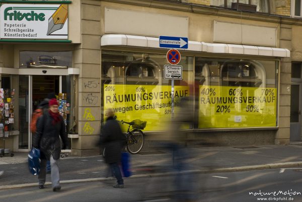 Schreibwarengeschäft "Fritsche", Prinzenstrasse/Jüdenstrasse, Räumungsverkauf, Geschäftsaufgabe nach 146 Jahren, mit Verkehrsschildern "Einbahnstraße" und Halteverbot, Göttingen, Deutschland