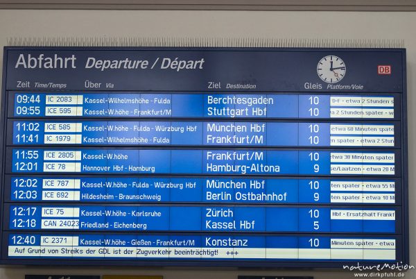 Verspätung, Anzeigetafel am Bahnhof mit Zugverspätung, Deutsche Bahn, Ursache Warnstreik der Lokführer, Göttingen, Deutschland