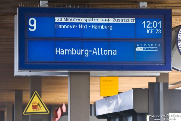 Verspätung, Anzeigetafel auf dem Bahnsteig mit Zugverspätung, Deutsche Bahn, Ursache Warnstreik der Lokführer, Göttingen, Deutschland