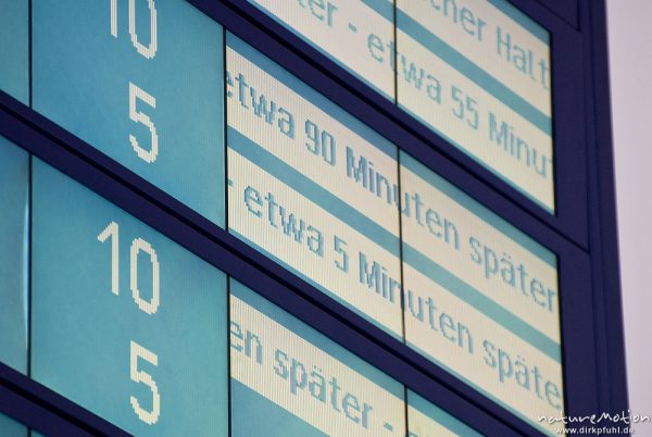 Verspätung, Anzeigetafel am Bahnhof mit Zugverspätung, Deutsche Bahn, Ursache Warnstreik der Lokführer, Göttingen, Deutschland