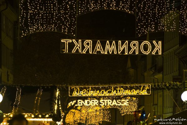 weihnachtlicher Lichterschmuck in der Fussgängerzone Göttingen, Lichterketten, Schriftzüge "Kornmarkt", "Weihnachtsmarkt", "Weender Straße", Göttingen, Deutschland