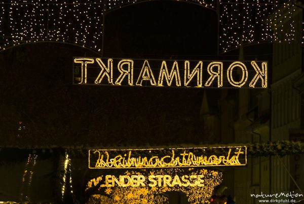 weihnachtlicher Lichterschmuck in der Fussgängerzone Göttingen, Lichterketten, Schriftzüge "Kornmarkt", "Weihnachtsmarkt", "Weender Straße", Göttingen, Deutschland