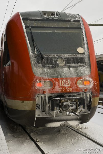 Triebkopf eines Regionalzugs der DB, DBAG-Baureihe 612, vereiste Kupplung und Lichter, Eiszapfen, Bahnhof Göttingen, Göttingen, Deutschland