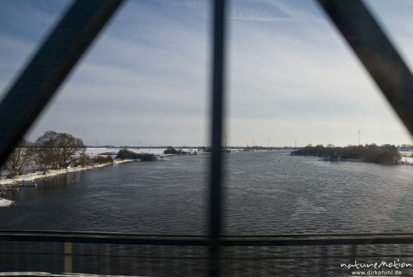 Zugfahrt über die Weser, Strecke Bremen - Osnabrück, Brückenstreben, Flusslauf, Winterlandschaft, Bremen, Deutschland