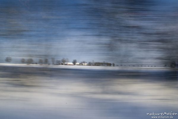 verwischte Winterlandschaft, Aufnahme aus dem fahrenden Zug, verwischte Bäume an der Bahntrasse, Bremen, Deutschland