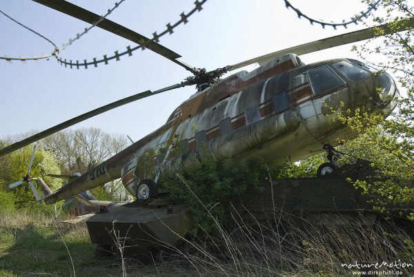 Mil Mi-8, russischer Hubschrauber, ausgeschlachtetes Exemplar auf dem überwucherten Außengelände des geschlossenen Norddeutschen Auto- und Mottorradmuseums, Bad Oeynhausen, Deutschland