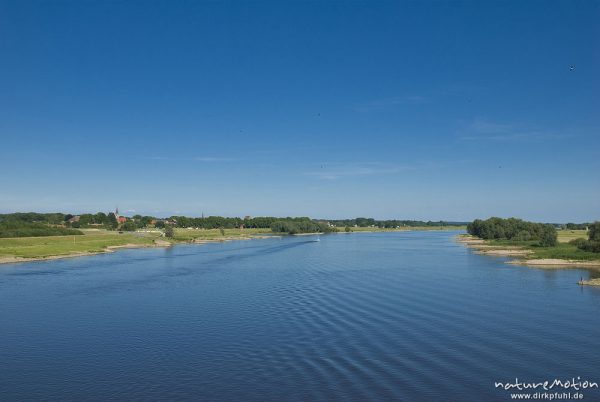 Elbe bei Dömitz, Blick von Autobrücke etwa in Flussmitte, Dömitz, Deutschland