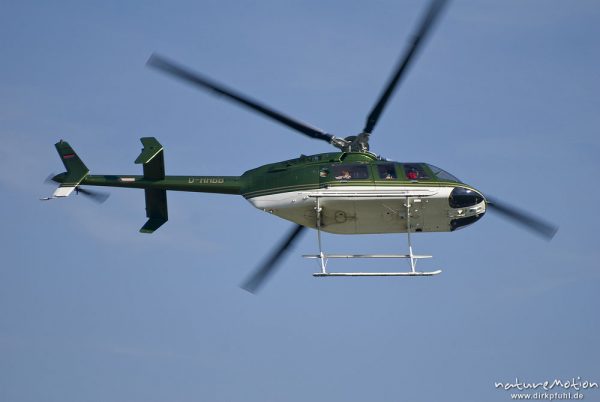 Hubschrauber LGM Luftfahrt Bell 407 im Tiefflug, Flugtag Uslar, Uslar, Deutschland