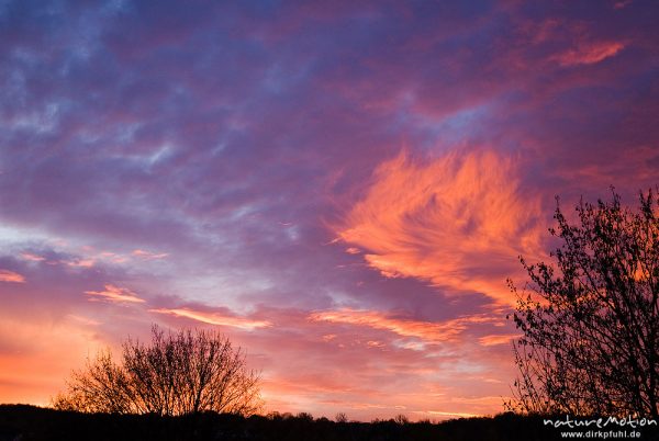 Rot leuchtende Wolken beim Sonnenaufgang, Göttingen, Deutschland