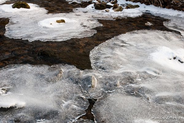 halb zugefrorener Bach, Eisschollen, fließendes Wasser, Niemetal, Löwenhagen, Deutschland