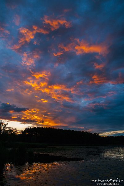 Wolken im Licht des Sonnenuntergangs, Seeufer, Seeburger See, Deutschland