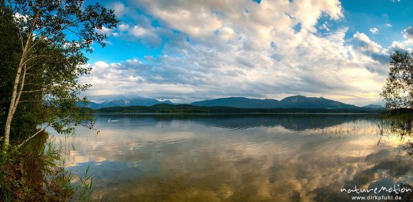 Staffelsee, Blick auf Südufer mit Voralpen, Wolken spiegeln sich in Wasseroberfläche, Staffelsee, Deutschland