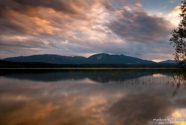 Staffelsee, Blick auf Südufer mit Voralpen, Wolken spiegeln sich in Wasseroberfläche, lange Belichtungszeit, Staffelsee, Deutschland