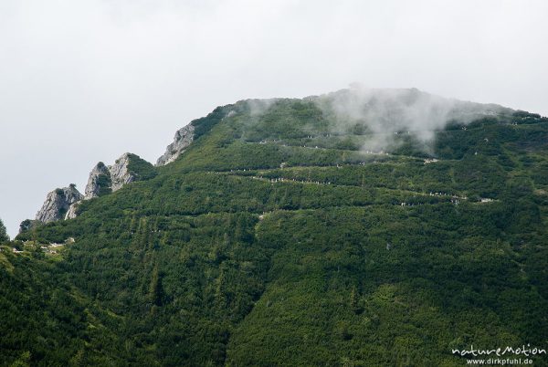 Gipfel und Ostflanke des Herzogstand, Wanderweg mit Bergwanderern, Kochel, Deutschland