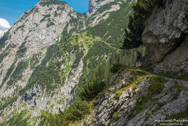 Wanderweg, ausgesetzter Bergpfad, Höllentalklamm zwischen Höllentalanger und Hupfleitenjoch, Wetterstein, Garmisch-Partenkirchen, Deutschland