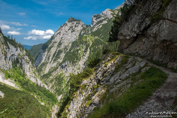 Wanderweg, ausgesetzter Bergpfad, Höllentalklamm zwischen Höllentalanger und Hupfleitenjoch, Wetterstein, Garmisch-Partenkirchen, Deutschland