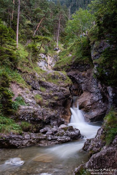 Kuhfluchtgraben, Bergbach mit Wasserfällen, Garmisch-Partenkirchen, Deutschland
