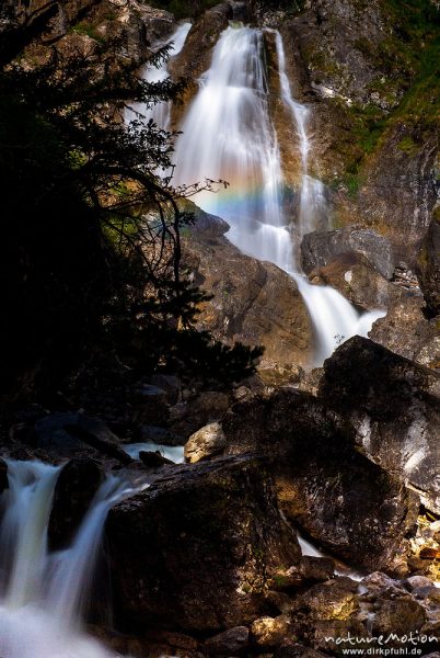 Kuhflucht Wasserfälle, Bergbach mit Wasserfällen, Gischt mit leichtem Regenbogen, Garmisch-Partenkirchen, Deutschland