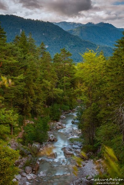 Kuhfluchtgraben, Bergbach mit Wasserfällen, Garmisch-Partenkirchen, Deutschland