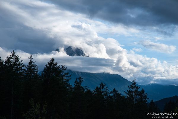 Zugspitzmassiv in Wolken, Blick vom Kuhfluchtgraben, Garmisch-Partenkirchen, Deutschland