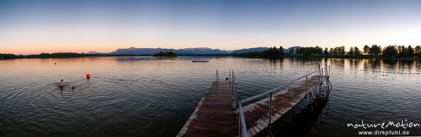 Steg und schwimmende Kinder, See mit Bergpanorma im Abendlicht, Strandbad Uffing, Staffelsee, Deutschland