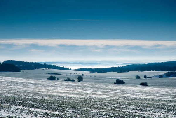 Kulturlandschaft, frsich gepflügter Acker mit dünner Schneedecke, Blick ins Tal, Nebelfelder, Craula, Deutschland