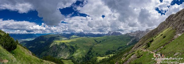 Almwiesen mit Hütten, Seiseralm, Geissler-Gruppe, Langkofel, Plattkofel, Wanderweg zm Schlernhaus, Seiseralm (Südtirol), Italien