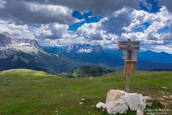 Wegweiser am Schlernhaus, Rosengarten und Latemar, Dolomiten, Seiseralm (Südtirol), Italien