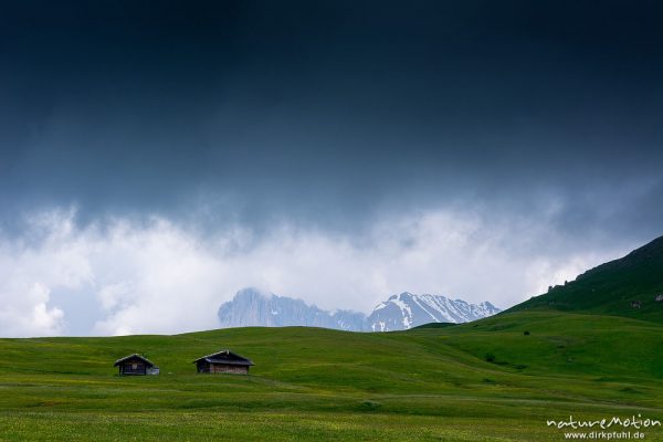 Gewitterwolken, Hütten und Almwiesen, Langkofel und Plattkofel, Seiseralm (Südtirol), Italien