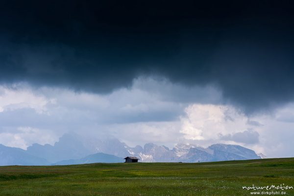Gewitterwolken, Hütten und Almwiesen, Geisslergruppe, Seiseralm (Südtirol), Italien